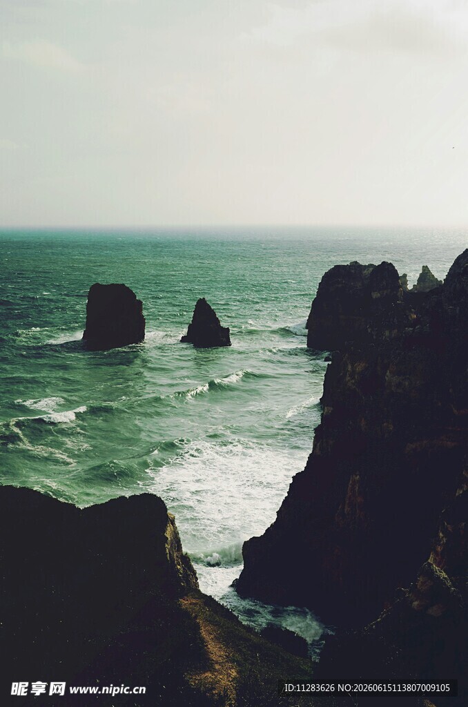 海边嶙峋礁石与翻涌海浪