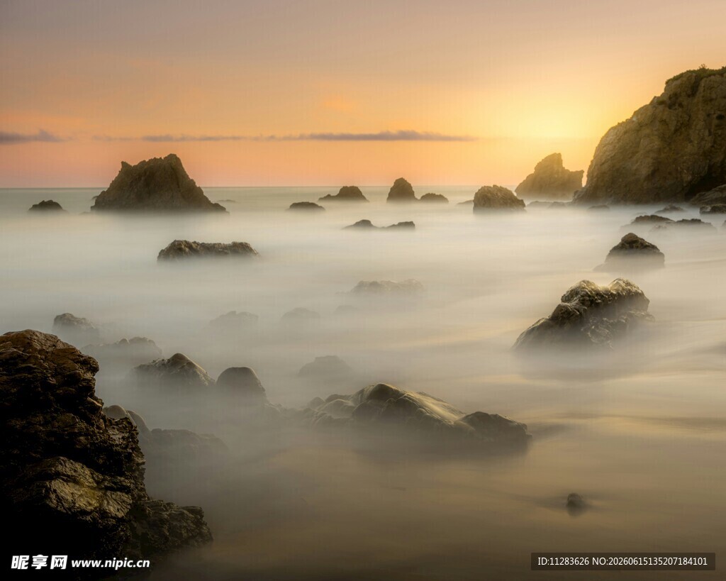 海边日落时的礁石美景