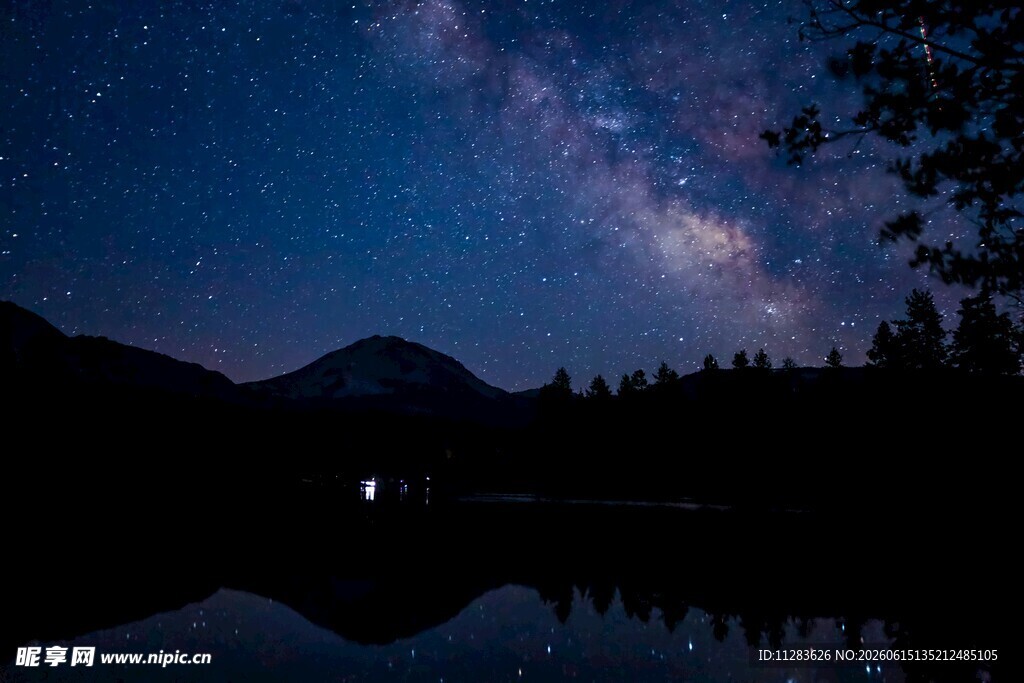 静谧湖畔的璀璨星空