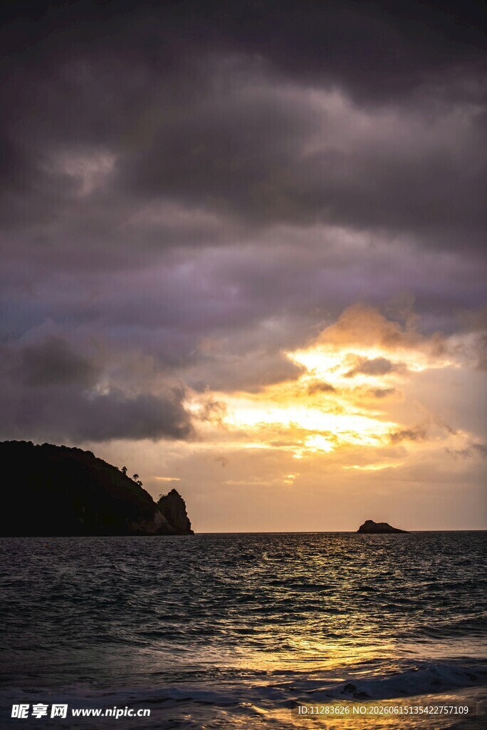 海上日落时分的壮美景色