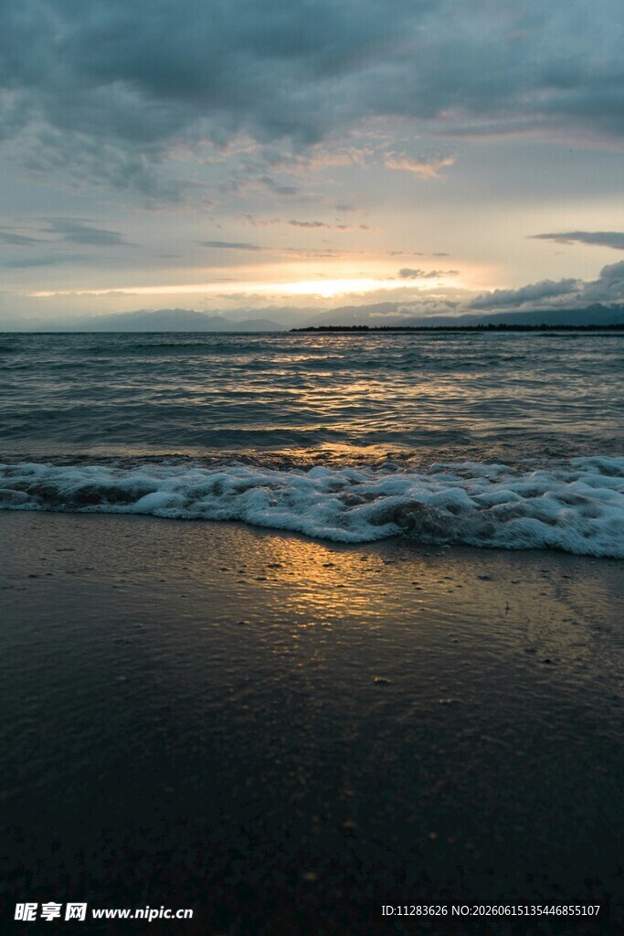 海边日落时分的静谧沙滩