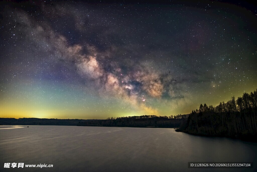 湖畔星空夜景梦幻自然美