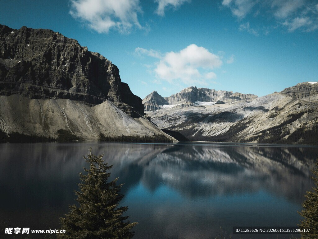 宁静山湖美景
