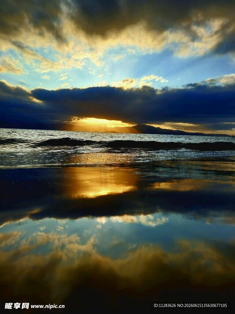 海边日落美景倒映海面