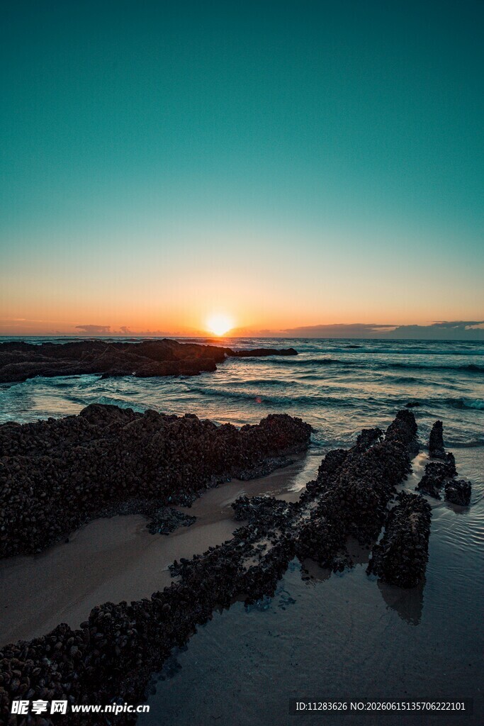 海边日落时的礁石美景