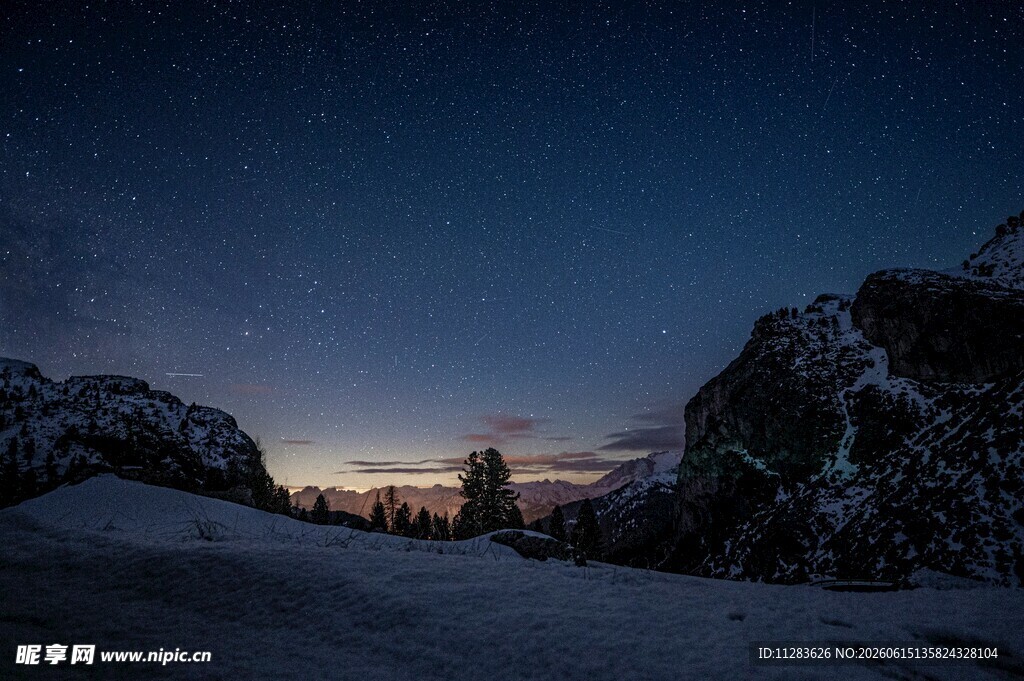 雪夜山间的璀璨星空