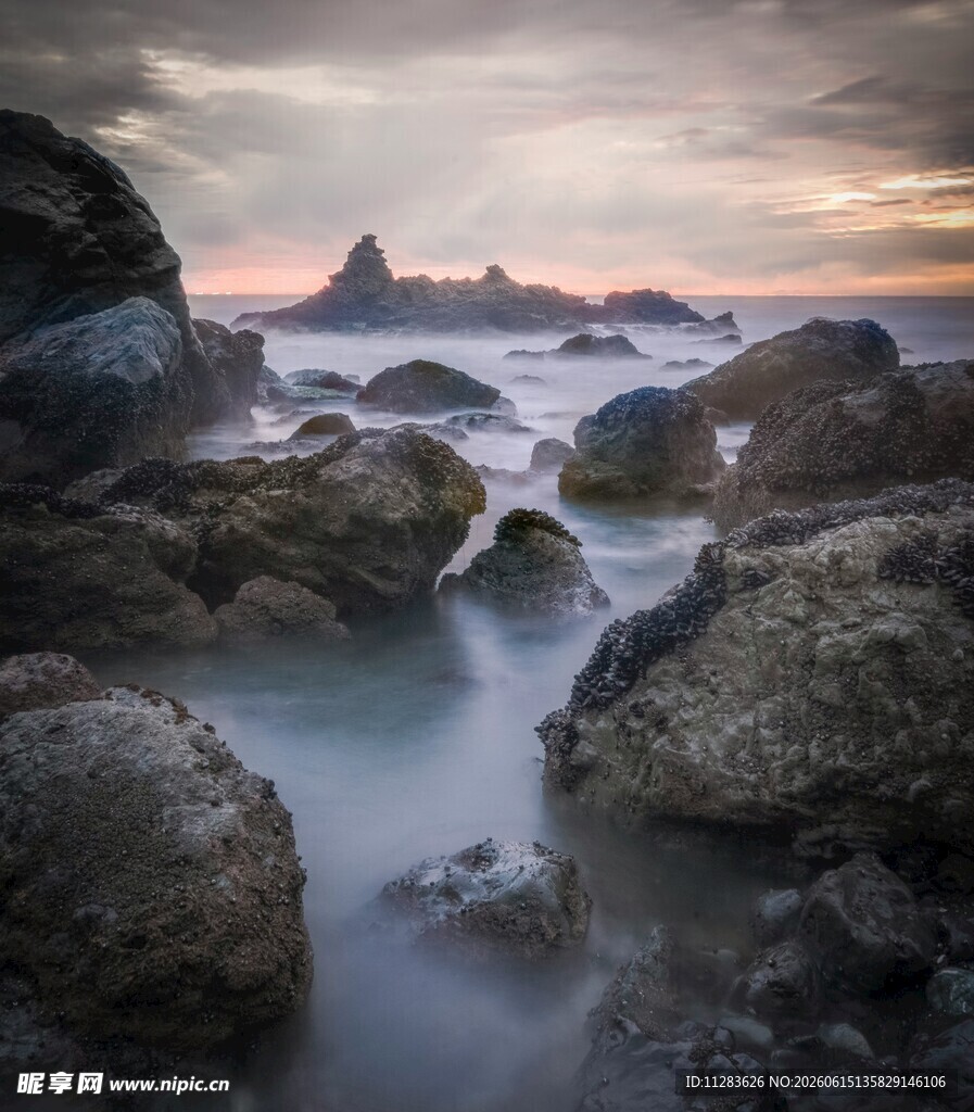 海边黄昏下的礁石与海浪
