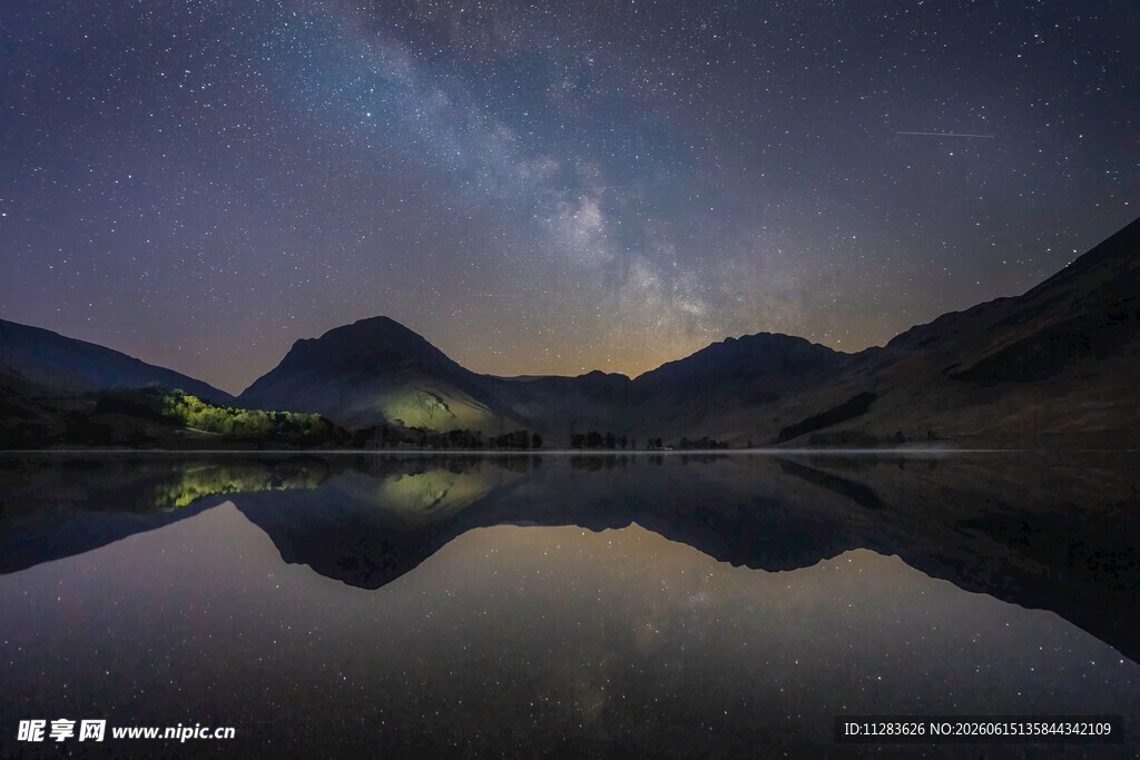 星空下的静谧山水倒影