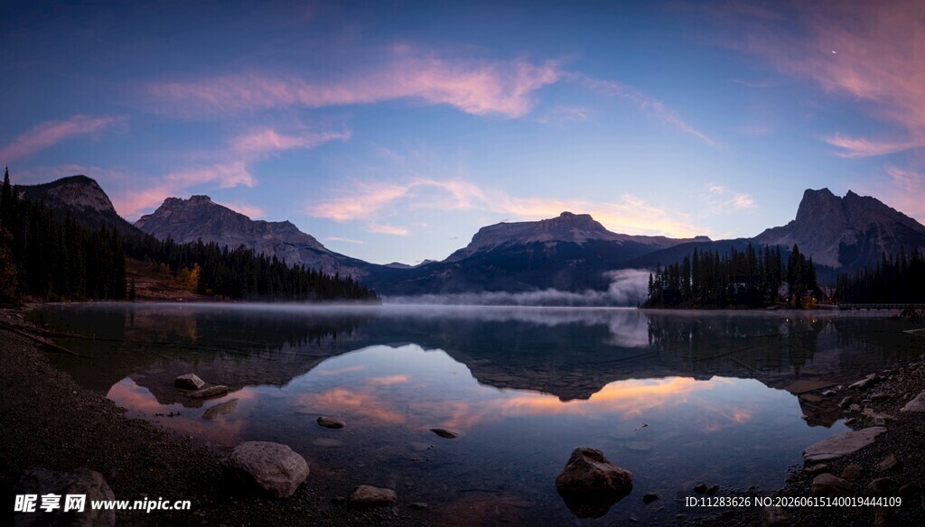 湖畔暮色中的壮美山景