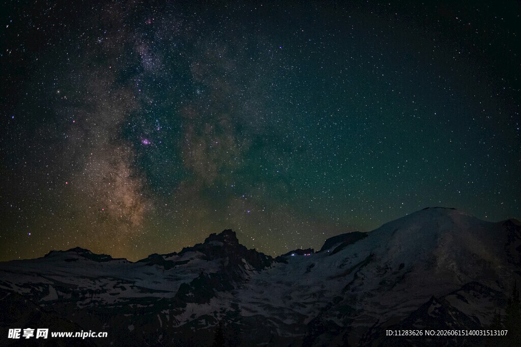 夜空下的壮丽雪山美景