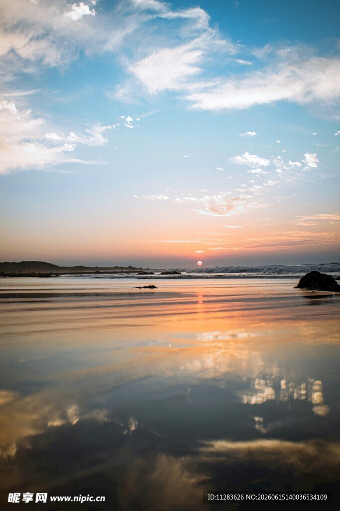 海边日落美景水天相映