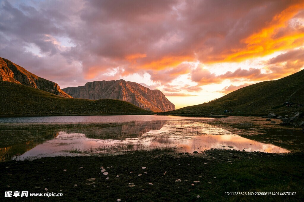 壮丽山间湖景晚霞绚烂