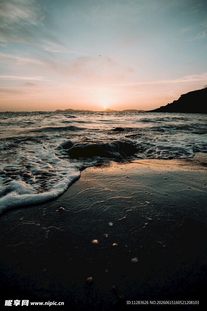 海边日落海浪拍岸美景