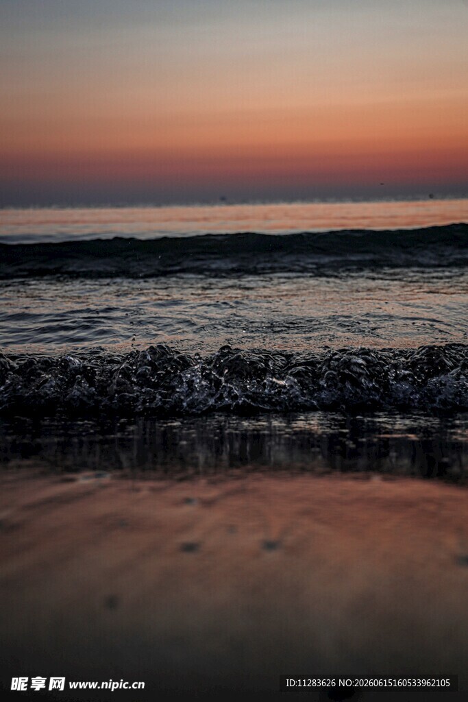 海边日落时分的沙滩美景