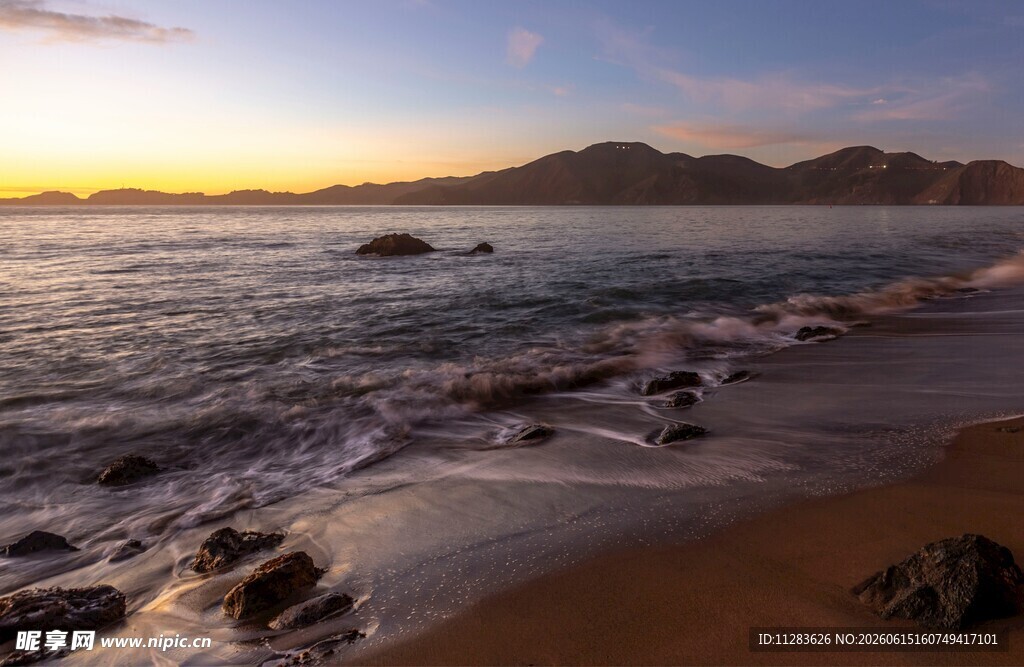 夕阳下的美丽海滨景色