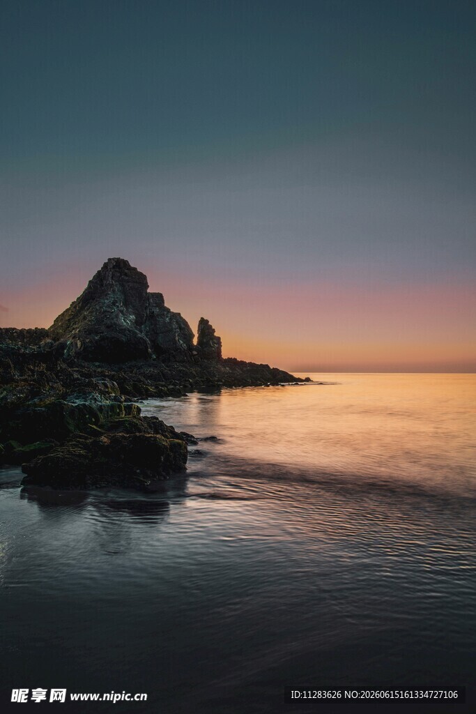 海边黄昏下的孤岩美景