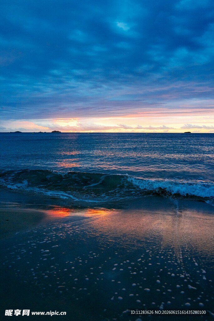 海边暮色下的浪漫海岸线