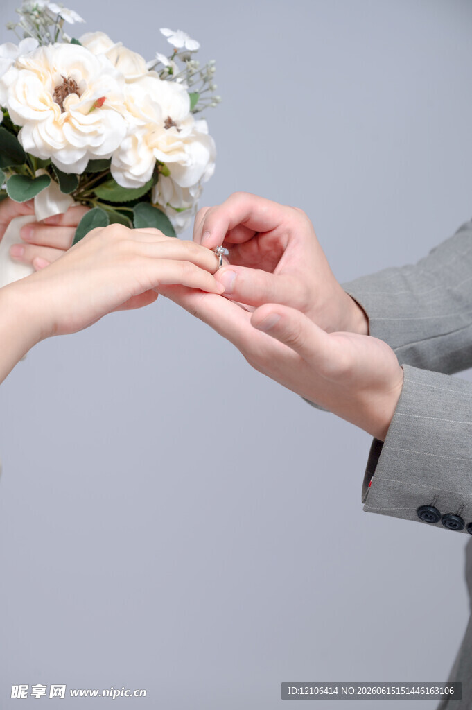 新人戴婚戒瞬间