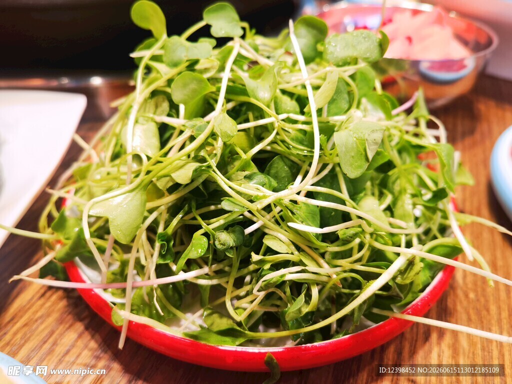 新鲜嫩绿豌豆苗