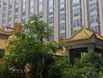 中式建筑与现代高楼相映