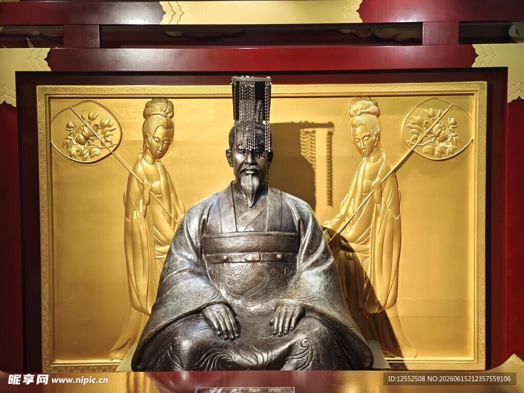 古代帝王坐姿雕像