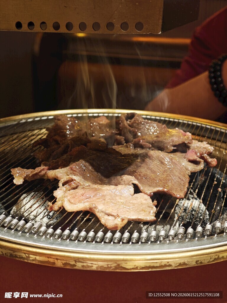 炭火上的美味烤肉