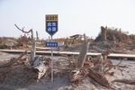 被损毁的道路指示牌场景