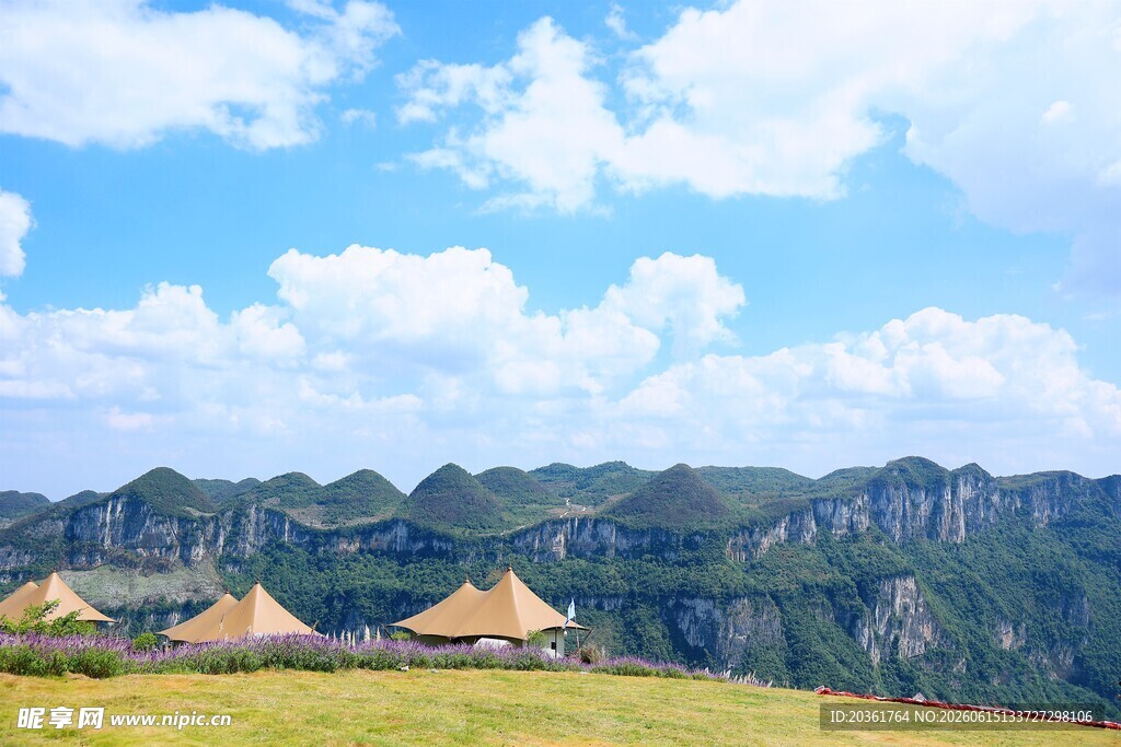草原上的帐篷与远山美景