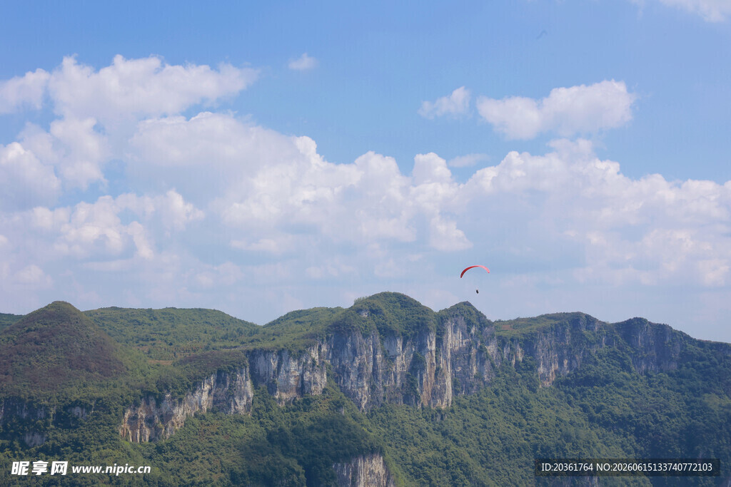 壮丽山峦与蓝天白云美景