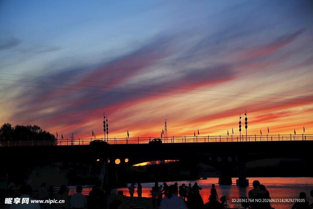 夕阳下的桥与绚烂天空