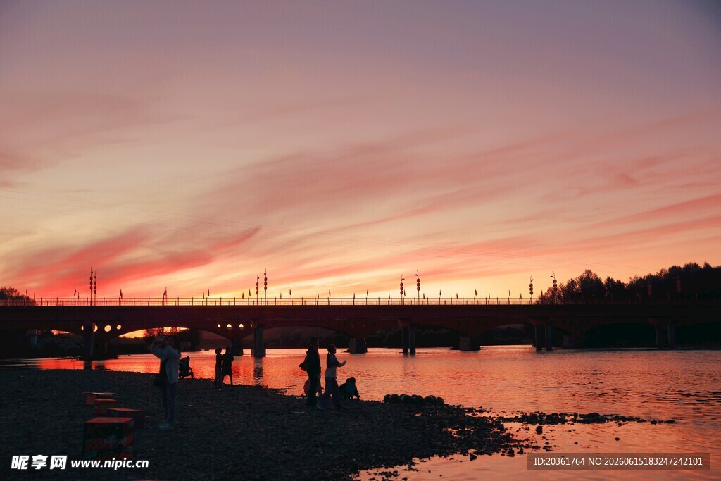 夕阳下的河畔美景