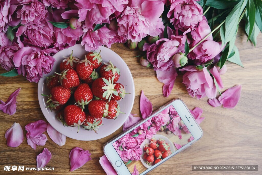 草莓鲜花与手机的温馨画面