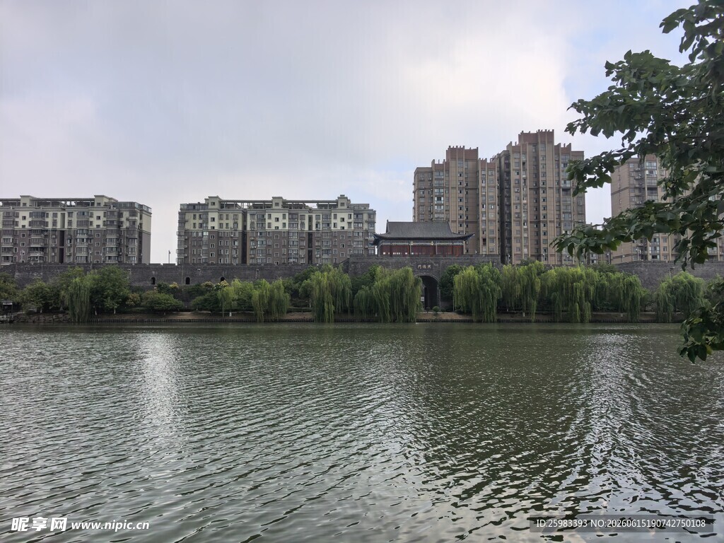 湖畔城市