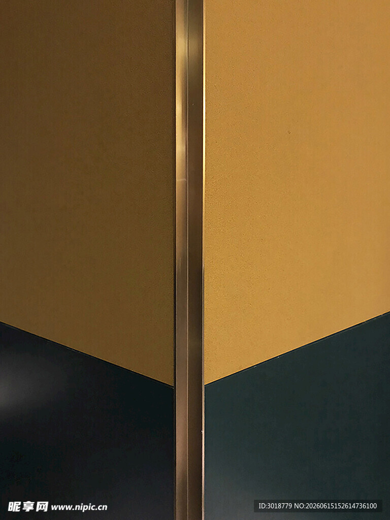 金属边框与双色墙面细节