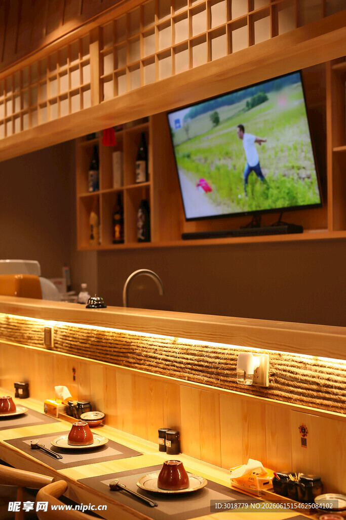 日式餐厅内的用餐与观赛场景