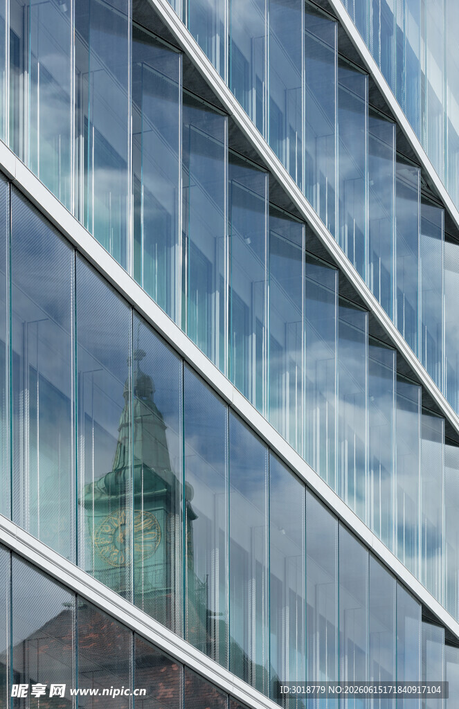 现代玻璃建筑外观特写