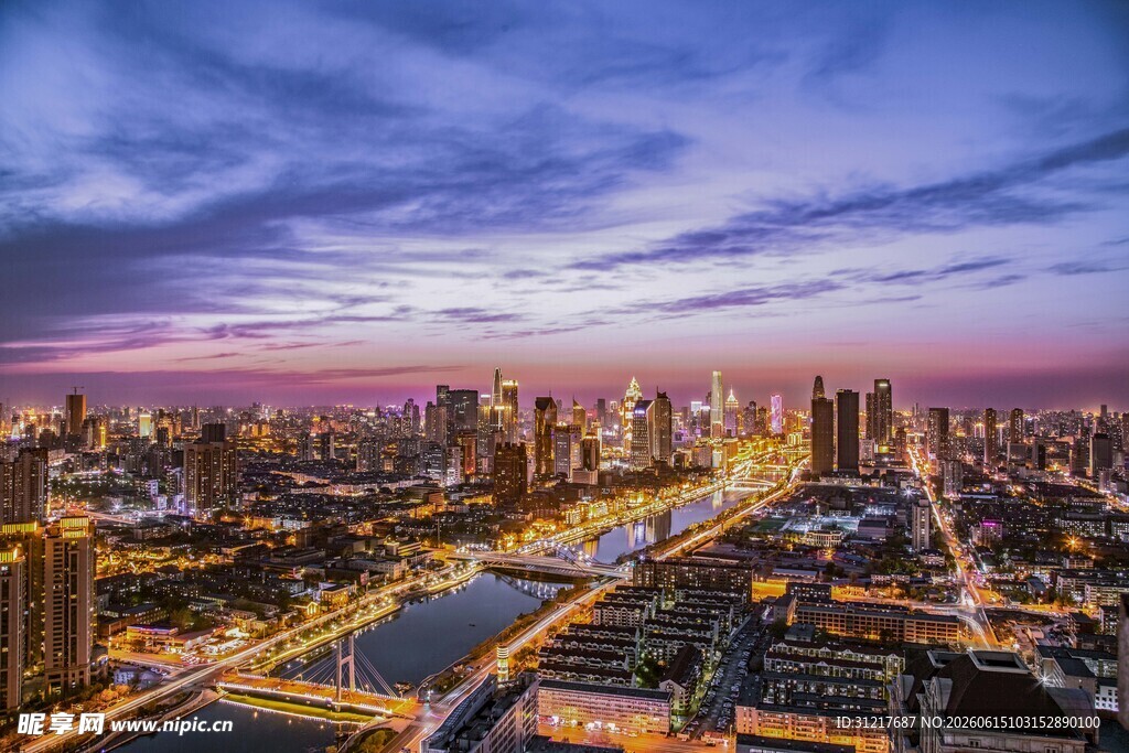 城市黄昏天际线壮丽景观