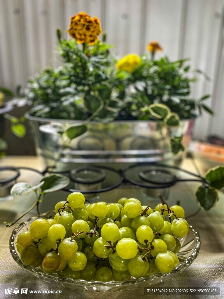 玻璃盘中的青葡萄与花卉
