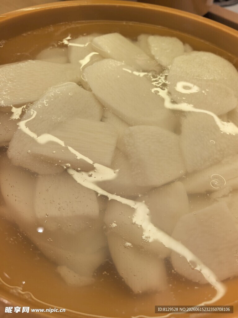 碗中泡着的白萝卜片