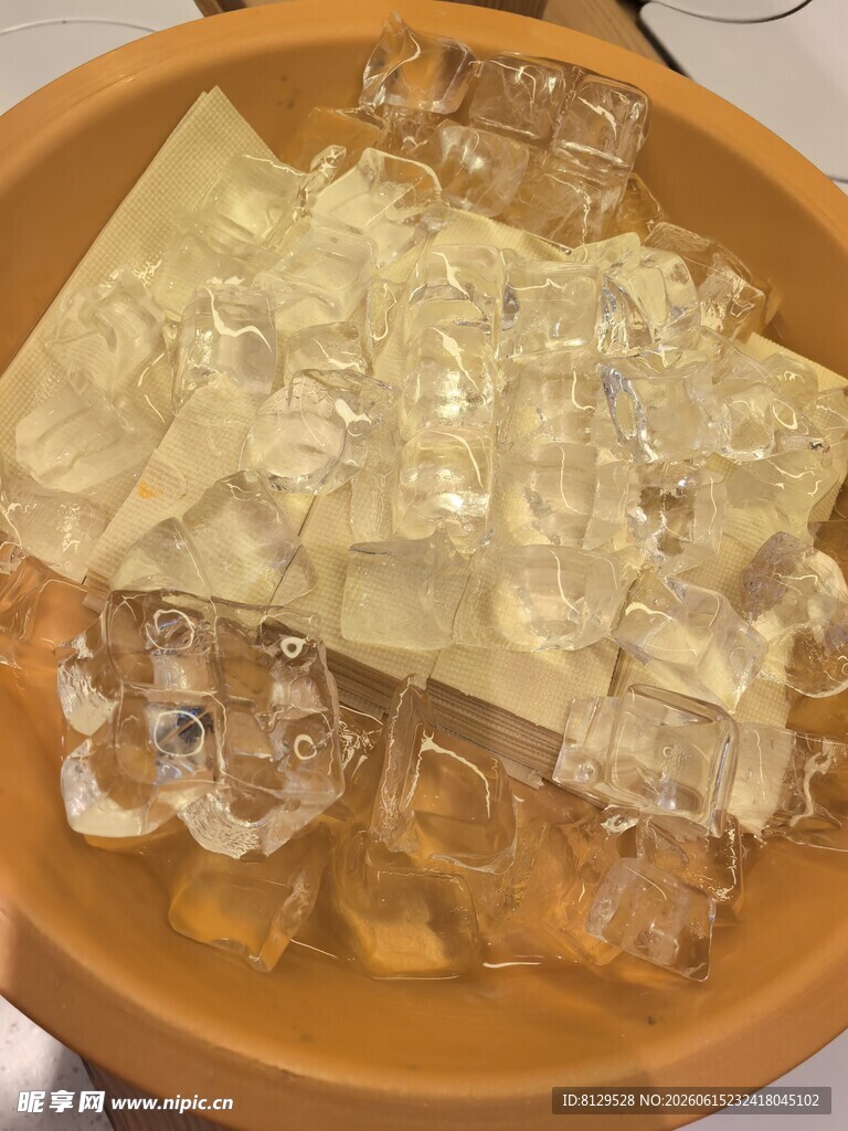 木盘里的透明与黄色果冻