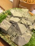 特色灰豆腐块摆放在盘中