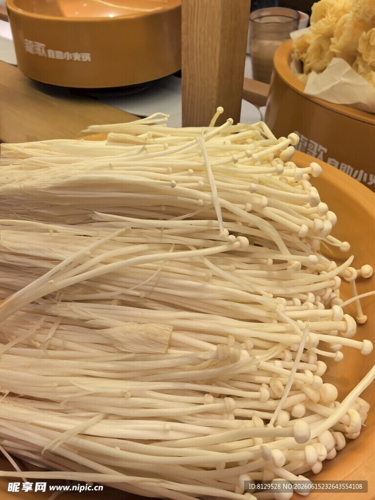 新鲜金针菇摆放在案台上