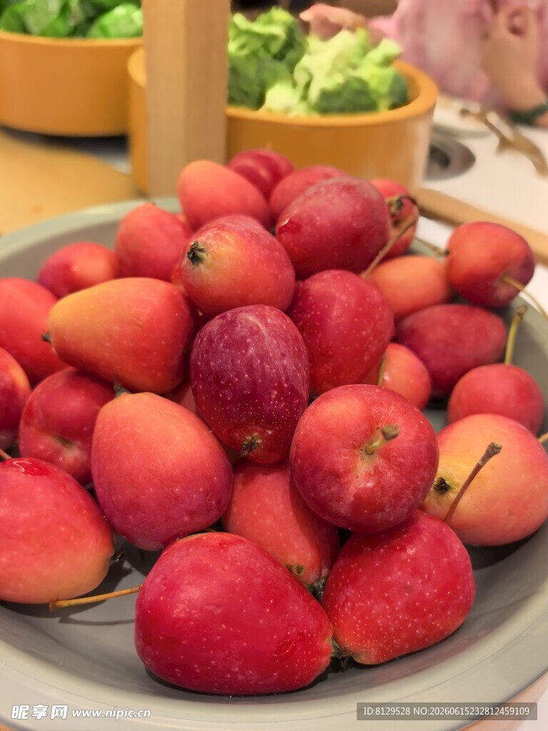 新鲜诱人的红桃堆叠