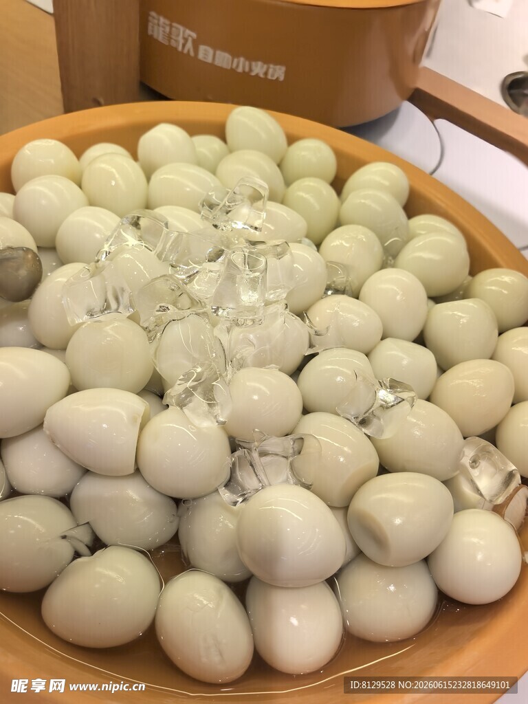 木盘里的白色圆润鹌鹑蛋