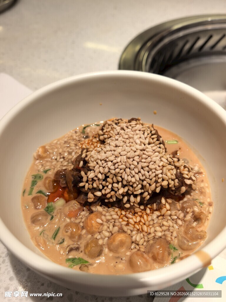 芝麻点缀的特色美味面食
