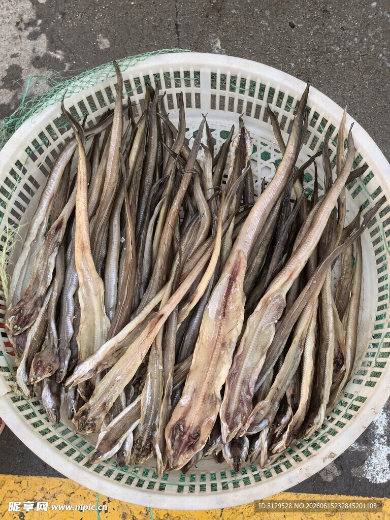 竹篮中的干制小鱼