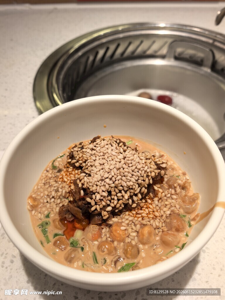 一碗美味的芝麻浇头面食