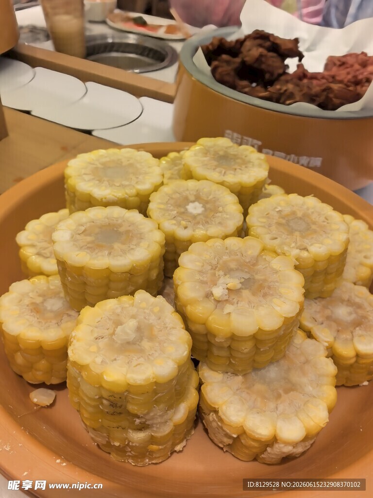 新鲜切块玉米摆于盘中
