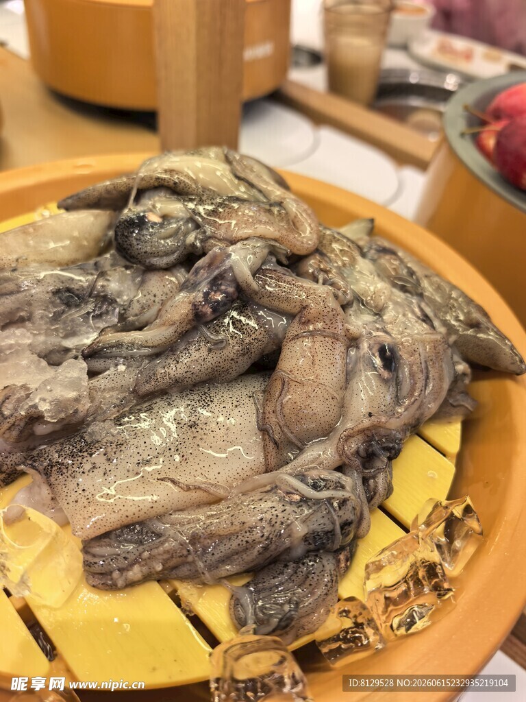 竹篮中的特色干制菌类