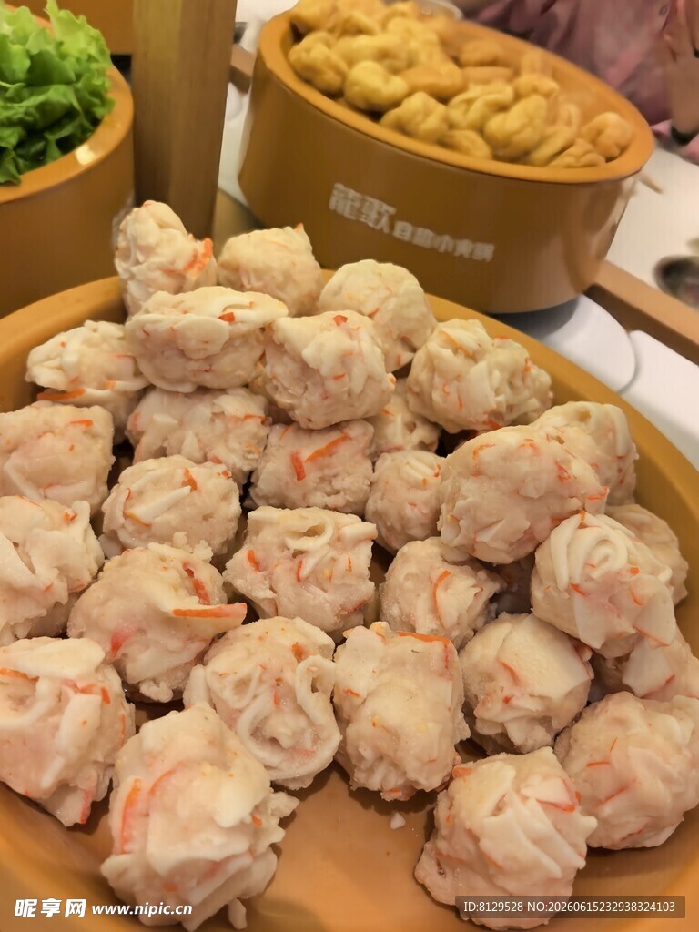 新鲜手工肉丸美味诱人